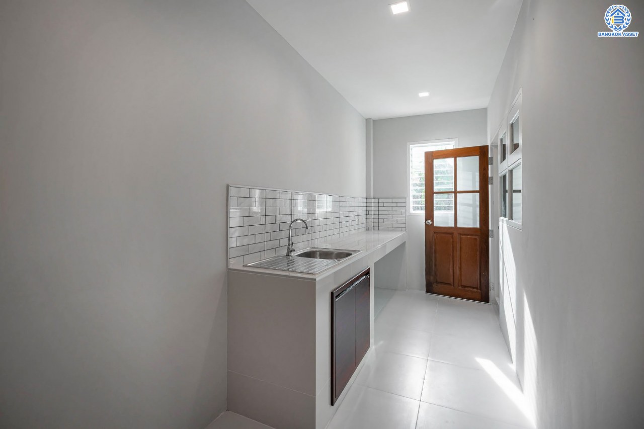 บ้านมือสองตกแต่งใหม่ โครงการ ลัดดารมย์ เพชรเกษม69 ตกแต่งหรูหราดีไซน์สุด Classic วิวสวนสาธารณะ ใกล้ส่วนกลาง บนเนื้อที่ 173.5 ตร.ว. ฟังก์ชันจัดเต็ม 4 ห้องนอน 4 ห้องน้ำ 1 ห้องอเนกประสงค์ 1 ห้องแม่บ้าน จอดรถได้ถึง 2 คัน บนทำเลศักยภาพ เชื่อมต่อหลายเส้นทาง ใกล้เดอะมอลล์บางแค จุดขึ้นทางด่วน "กาญจนาภิเษก" และรถไฟฟ้าสายสีน้ำเงิน "สถานีหลักสอง"